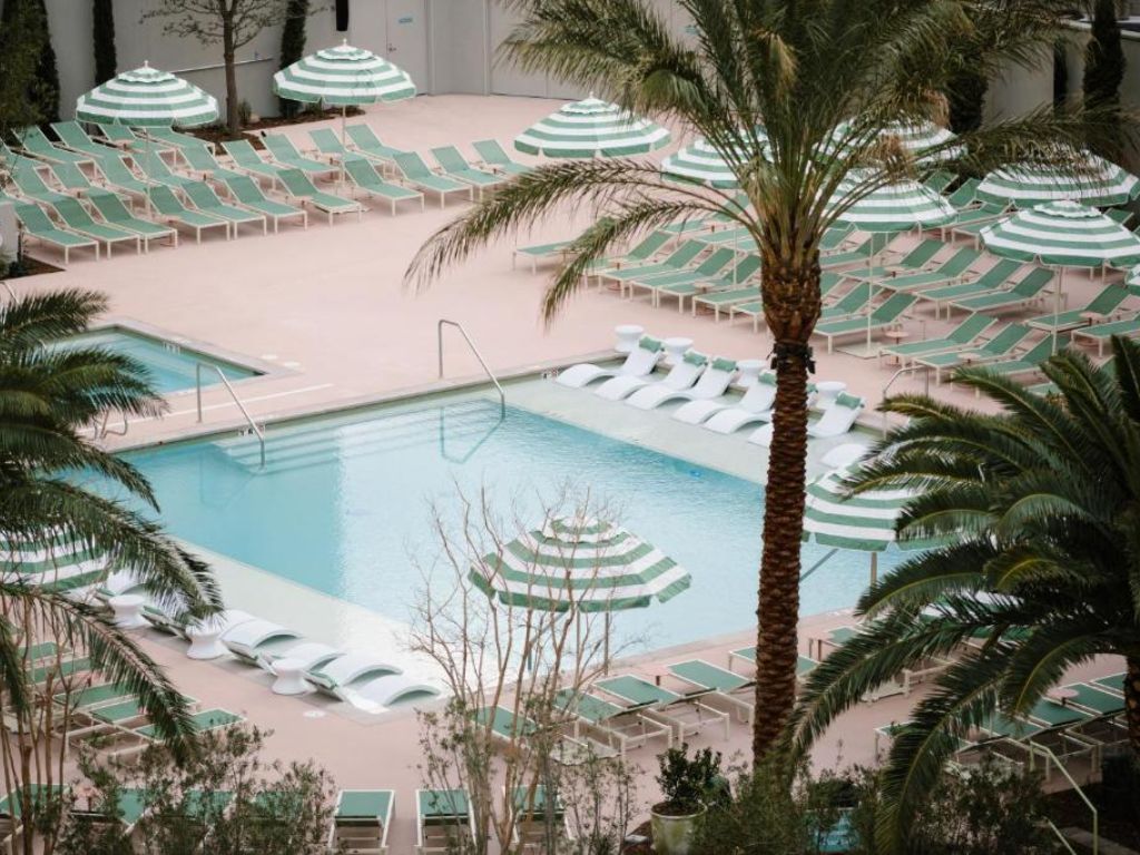 pool MGM